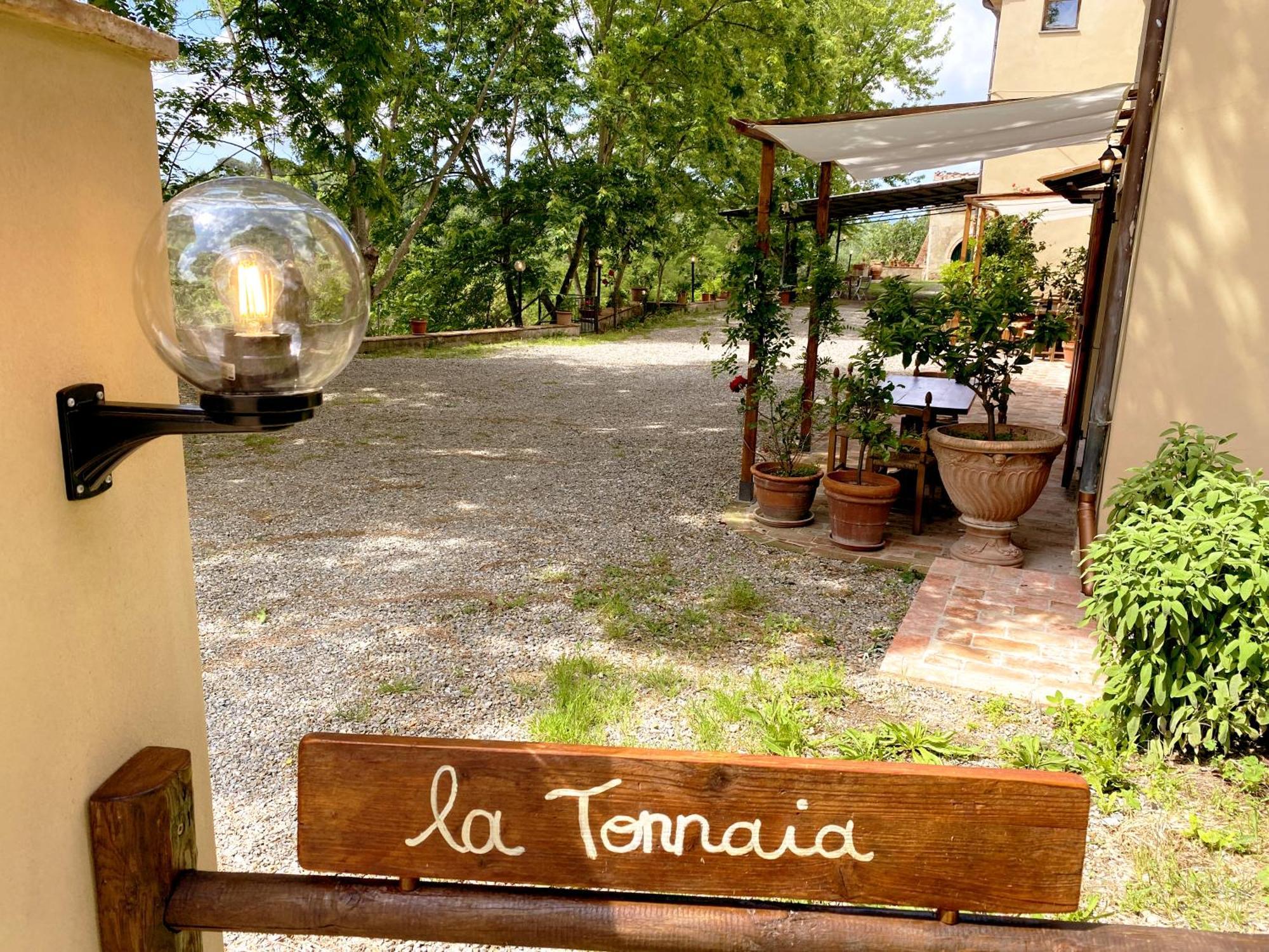 La Tonnaia Apartment Lari Екстериор снимка